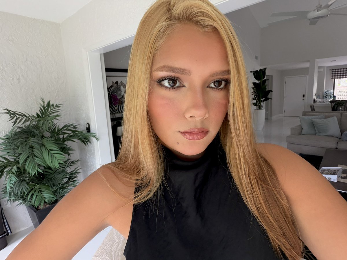 angelysanchezz's tweet photo. a una decoloración de quedarme pelona PERO SE SIGUE VIENDO NARANJA 🫩 https://t.co/w1balewdeE