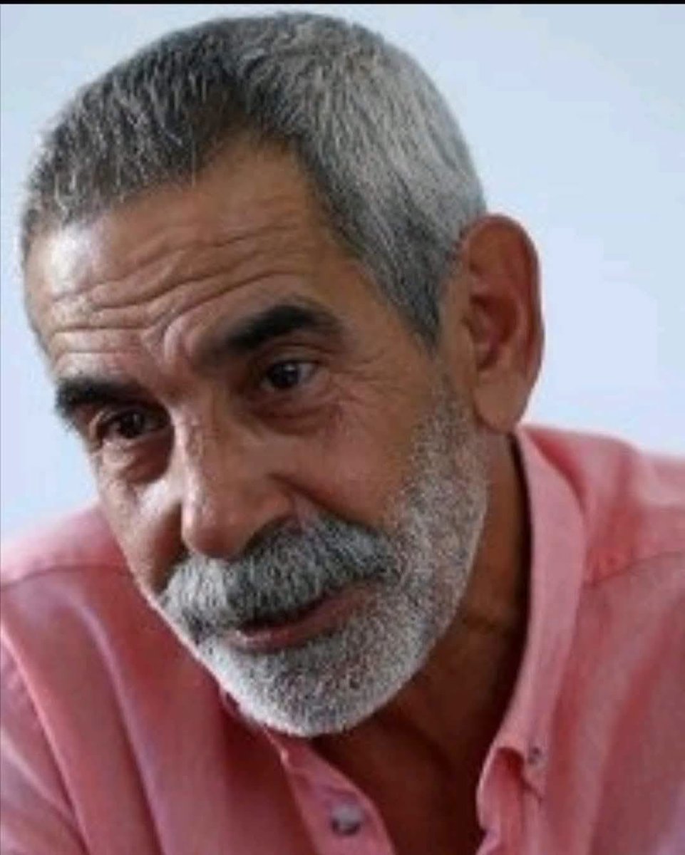 TOPRAK_2_'s tweet photo. DAVULSUZ, ZURNASIZ, GAZETE, TV, REKLAM OLMADAN İNSAN OLMAK.
TURGAY TANÜLKÜ... 
7 yıl kalacağı cezaevine girdiğinde henüz 18 yaşındaydı. Üzülmesinler diye ailesine Almanya'ya gittiği söylenmişti.
Bu yüzden hiç ziyaretçisi de yoktu. Koğuştaki diğer mahkumları eğlendirmek için fıkraları canlandırıyor, kendince tiyatrolar oynuyordu.
25 yaşına geldiğinde suçsuz olduğu anlaşıldı ve siyasi düşünceleri nedeniyle girdiği cezaevinden "Bir gün buraya tekrar geleceğim" diyerek çıktı.
1 yıl dolmadan "Gönüllü Tiyatrocu" olarak geri döndü ve cezaevlerinde tiyatrolar oynamaya başladı. İçeride gördüğü işkenceler yüzünden artık hiçbir zaman çocuk sahibi olamayacaktı.
O da tiyatro sayesinde tanıştığı mahkumların, dışarıda anasız babasız kalan çocuklarını sahiplenmeyi düşündü.
Çünkü bu çocukların sokağa ve suça yönelmeye meyilli olduklarını fark etmişti. Önce o çocukları okutmakla başladı işe, sonra ihtiyaçlarını karşıladı ve evlerine erzak aldı.
Çocukların sayısı giderek artınca tiyatrodan kazandığı para bunları karşılamadı ve o da pazarlarda limon, naylon torba ve çay sattı.
Evet, okuduğunuz bu hikayede bahsettiğimiz kişi hepimizin oynadığı dizi ve filmlerden bildiği oyuncu Turgay Tanülkü'ydü.
Toplamda 26 çocuğu evlat edinen Tanülkü'nün şimdilerde 11 çocuğu okullarından mezun olup yuvalarını bile kurdu.
8 tane de torunu olan ünlü oyuncu Uluslarası İyilik Ödülü ile de ödüllendirildi.
Sokaklarda kaybolmak üzere olan çocukları okutup, karanlık dünyalarından çekip çıkardığı ve en önemlisi de bunu yıllardır hiç reklam malzemesi olarak kullanmadığı için Turgay Tanülkü'yü alkışlıyoruz.🙏👏👏👏
 alıntı.