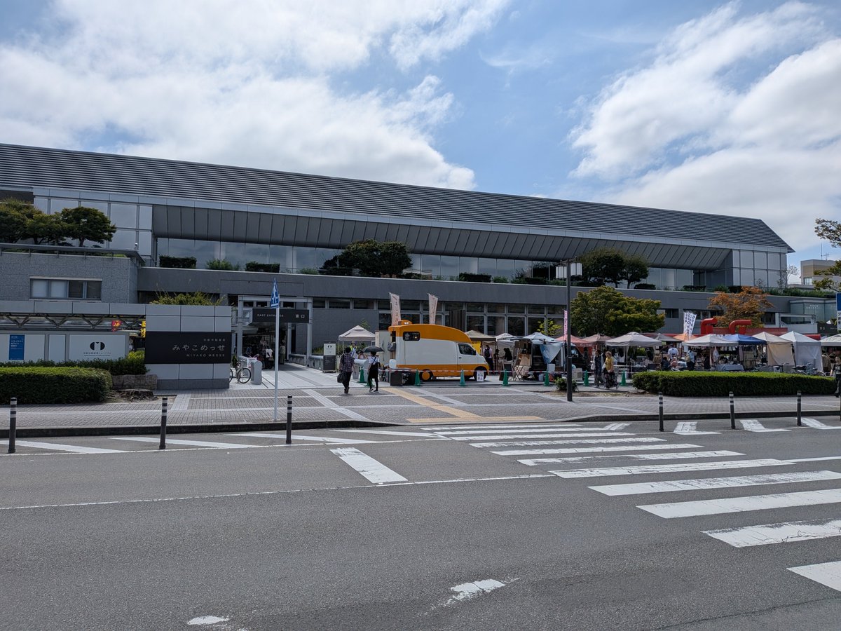 shamoni_san's tweet photo. 今日はお昼前から京都のみやこめっせの広場でのイベント「music Museum」に。マルシェが同時開催とあって結構なお客さん。雲に覆われたりカンカン照りになったりでしたが、ライブを楽しみました。#musicMuseum #みやこめっせ #想ワレ #半熟BLOOD https://t.co/NHOuN3Iw4z