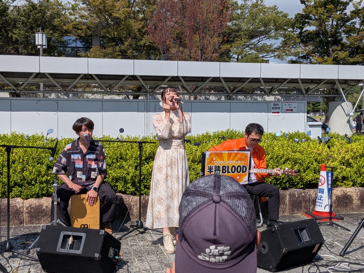 shamoni_san's tweet photo. 今日はお昼前から京都のみやこめっせの広場でのイベント「music Museum」に。マルシェが同時開催とあって結構なお客さん。雲に覆われたりカンカン照りになったりでしたが、ライブを楽しみました。#musicMuseum #みやこめっせ #想ワレ #半熟BLOOD https://t.co/NHOuN3Iw4z