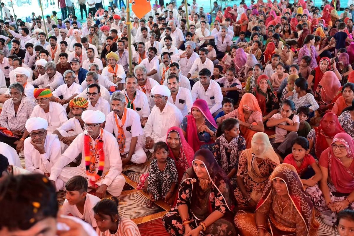 sanwalaramm's tweet photo. नगर पालिका #गुड़ामालानी में भारतीय जनता पार्टी का बोर्ड बनने एवं श्रीमती शीतल जैन जी के चेयरमैन निर्वाचित होने के उपलक्ष्य में आयोजित विशाल विजय जुलूस एवं सभा में सहभागिता कर कार्यकर्ताओं के साथ विजय का उत्सव मनाया।

इस सुअवसर पर राजस्थान सरकार में मंत्री एवं गुड़ामालानी विधायक के के विश्नोई जी,गुड़ामालानी ठि. श्री राणा कुलदीप सिंह जी, जिला उपाध्यक्ष श्री बाबूलाल मांजू जी, जिला उपाध्यक्ष एवं उपसभापति श्री पुरषोत्तम जैन जी, गुड़ामालानी भाजपा मंडल अध्यक्ष श्री टिकमाराम पटेल जी सहित अन्य जनप्रतिनिधि एवं गणमान्यजन उपस्थित रहे

#Sanwalaram #Bhinmal #Gudamalani #Balotara #Rajasthan #NikayChunav #TripleEngineInRajasthan

@BhajanlalBjp @madanrrathore @ajaeybjp @NitinNabin @blsanthosh
@narendramodi @HarishD_BJP @DrSatishPoonia @KumariDiya @DrPremBairwa