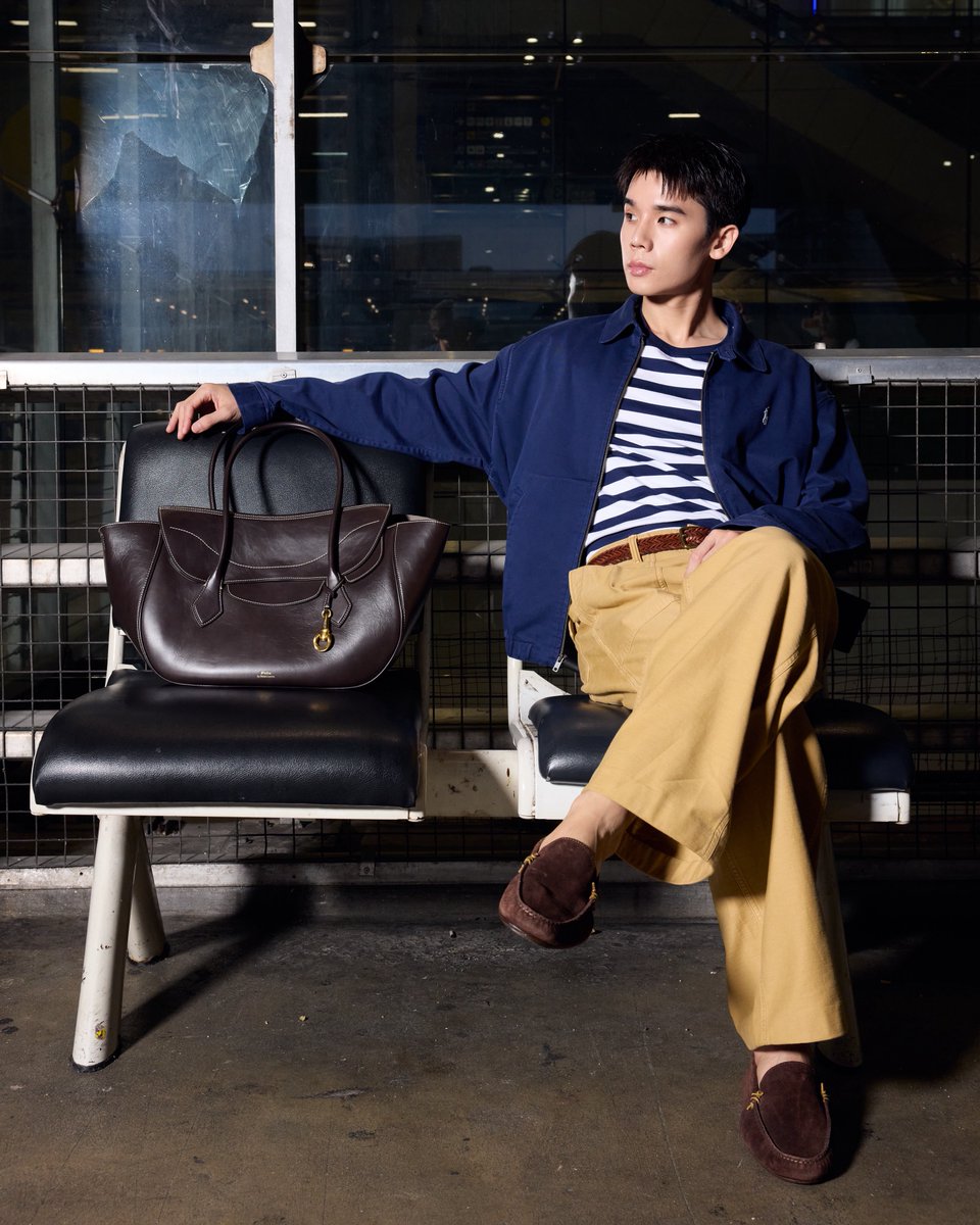 Siam_Paragon's tweet photo. จิมมี่ จิตรพล (@jimmyyjp_) เตรียมออกเดินทางสู่กัวลาลัมเปอร์ ประเทศมาเลเซีย เพื่อร่วมเฉลิมฉลองการเปิดตัวช็อปใหม่ของ Ralph Lauren และ Ralph’s Coffee ณ Suria KLCC จุดหมายปลายทางแห่งใหม่ที่สะท้อนเสน่ห์ของโลก Ralph Lauren ได้อย่างโดดเด่น พร้อมยกระดับประสบการณ์แฟชั่นและไลฟ์สไตล์ใจกลางกัวลาลัมเปอร์

โดย จิมมี่ มาในโททัลลุคจาก Polo Ralph Lauren The Big Jacket สีน้ำเงินกรมท่า เลเยอร์กับเสื้อลายทาง จับคู่กางเกงโทนกากี ถ่ายทอดสไตล์คลาสสิกในแบบสบาย ๆ คอมพลีตลุคด้วย Polo Blaze Shoulder Bag กระเป๋าจากคอลเลกชัน Fall 2026 ที่ถ่ายทอดแรงบันดาลใจจากงานเครื่องหนังและโลกแห่งการขี่ม้าอันเป็นเอกลักษณ์ของ Polo ผ่านดีไซน์ร่วมสมัย​

สัมผัสสไตล์อันเป็นเอกลักษณ์จาก Polo Ralph Lauren ได้แล้ววันนี้ที่ Paragon Department Store ชั้น 2 สยามพารากอน

JIMMY RALPHS COFFEE

#RalphLauren #RalphLaurenMY 
#JimmyxRalphLauren
#jimmyyjp #SiamParagon