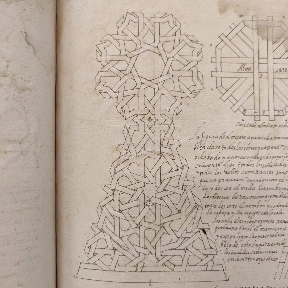gomezdetejada's tweet photo. El manuscrito de Fray Andrés de San Miguel es uno de los tratados de arquitectura, geometría y carpintería de armar más importantes del periodo virreinal en Nueva España, conservado actualmente en la Biblioteca de la Universidad de Texas en Austin.

El documento aborda de forma práctica y teórica distintos saberes científicos y constructivos del siglo XVII: carpintería de armar, tratadística científica, edificación e hidráulica y cálculos diversos y apuntes sobre agronomía.

En estas fotografías podemos ver a Ángel María Martín López, uno de los mayores expertos en carpintería de lo blanco, estudiando el manuscrito durante su visita a la biblioteca de la universidad de Texas.

Fotografías: Ángel María Martín López 👇
https://t.co/05yWnJiiLy