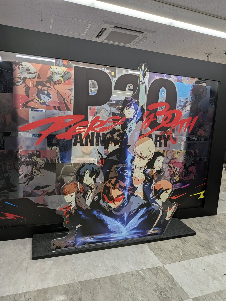 tsutashiro's tweet photo. 池袋アニメイトの展示見て来たけど入口すぐ近くにあって驚いた https://t.co/9KHP57nDl9