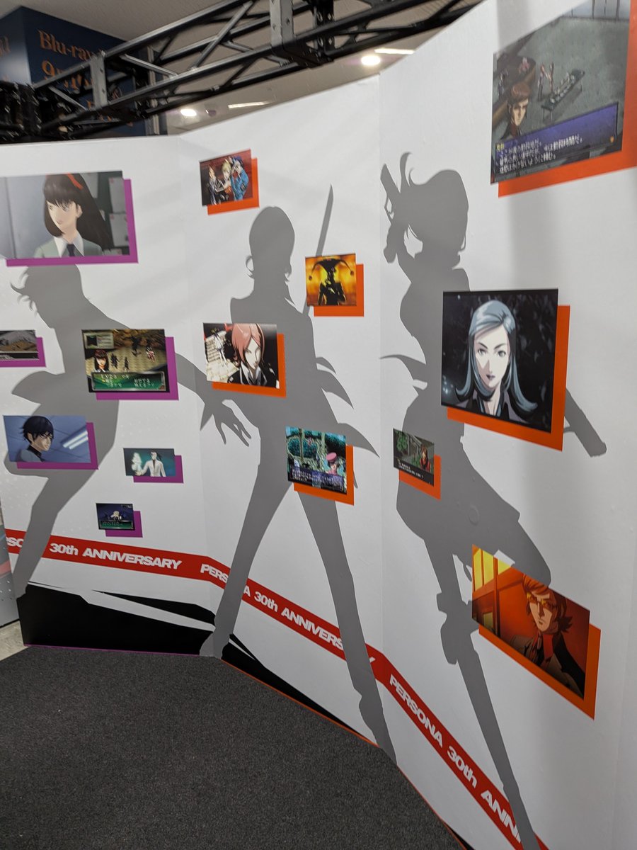 tsutashiro's tweet photo. 池袋アニメイトの展示見て来たけど入口すぐ近くにあって驚いた https://t.co/9KHP57nDl9