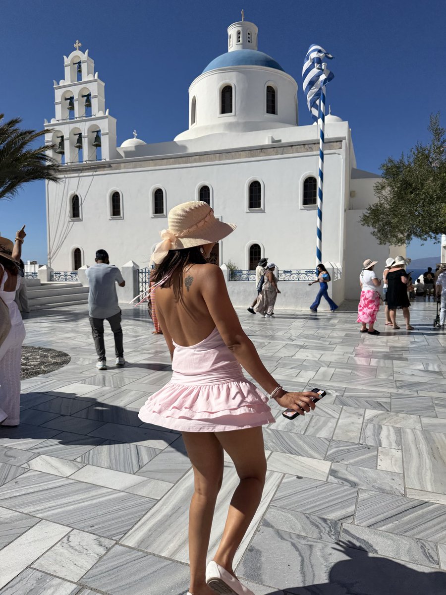 AdventurHarmony's tweet photo. Come travel with me to the beautiful and windy Santorini ❤️ #santorini #ootd #brownbaddie #indianbop #vacationoutfit https://t.co/tGhwHsLVwn