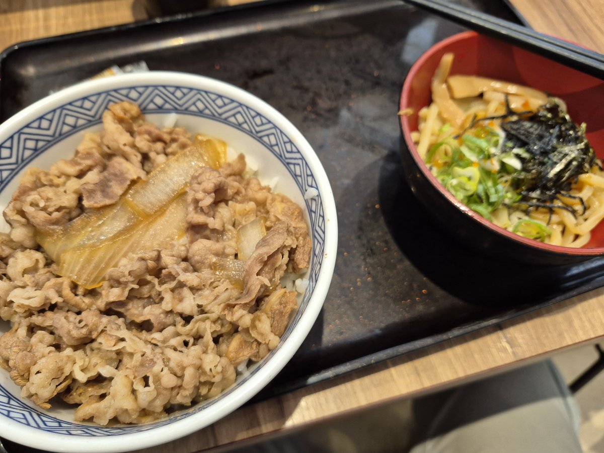 KOF5000's tweet photo. 遅い昼食を取りに、近くの吉野家に行ってきました。
牛丼・ミニ油そばセットにしました😘
吉野家で、麺ものはお初ですが、なかなかのお味でした。
牛丼&amp;油そばの2丁拳銃🔫も悪くないですね😁
#吉野家
#油そば https://t.co/3mSc3MyNFW