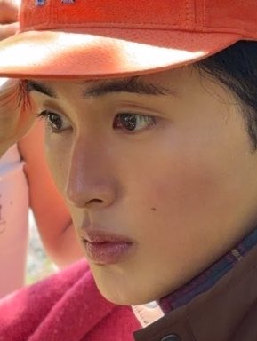 magumelong's tweet photo. when you can clearly see his moles https://t.co/nuiLeYIqTy