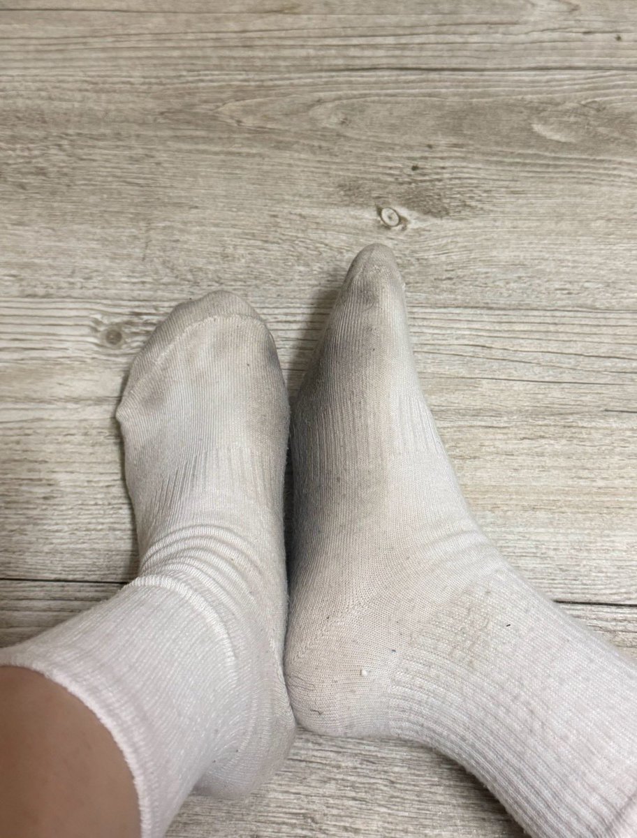 Chinnwu8's tweet photo. 過來，說說為什麼收別的女人的襪子，卻沒來收女王的？還敢來搖尾巴說喜歡女王的腳啊？
女王要懲罰不乖的狗，把女王襪子帶回家吸進肺裡吧🤭
想要反饋中同款三天打羽球臭襪這邊下單：https://t.co/XpVVkxD6wO
#原味 #女高中生 #足控原味 #白襪 #原味襪子 https://t.co/ywKDdEmyj1
