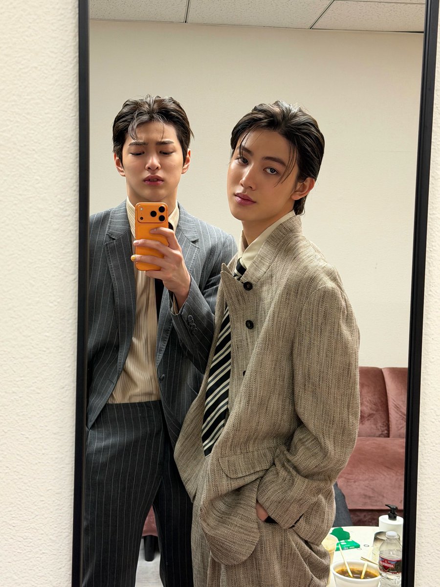 eomseaniee's tweet photo. THEY SIT ON THE SAME TABLE https://t.co/Dc5hld5ftM