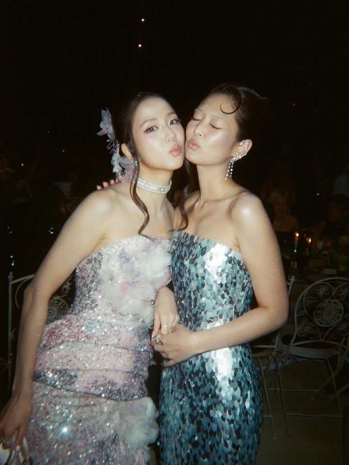 JSbloom2se2's tweet photo. @_Royal_HusbanD Shut your mouth.  Jennie is most jealous when someone comes near Jisoo. If Jennie saw this she will kill you first. Don't talk shit when you don't know JenSoo's relationship.  See yourself and confirm jisoo has boyfriends or your idol as her girlfriend. You know they are dating. https://t.co/NQNYKymHfm