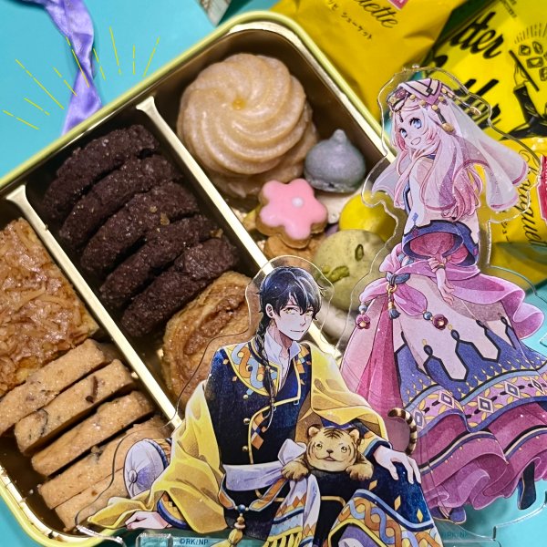ruruccaRRR's tweet photo. いただいたお土産、アズカラーいっぱいだしお茶は「月に咲く」だし、クッキー缶が推しチャレのアズニナアクスタにぴったりすぎて驚いちゃった〜もちろん中のクッキーもすごく美味しい！💖

あと、気になってたお菓子をいただいちゃって密��にブチ上がってました　おいし〜！
ありがとうございます🙏✨ https://t.co/XKCrOhG0S6
