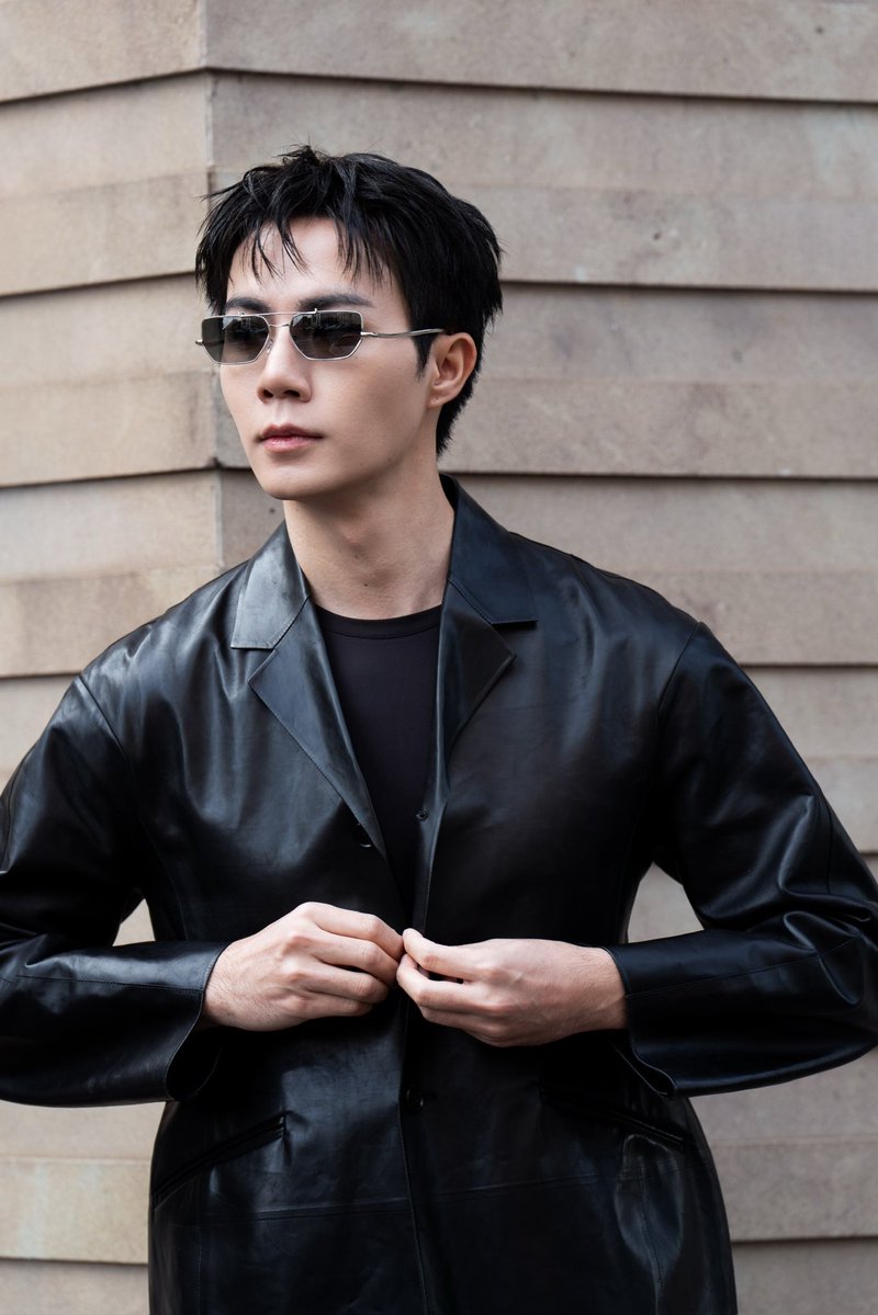 WWDThailand's tweet photo. ‘ซี พฤกษ์’ ปรากฏตัวที่ Jil Sander ในลุค Mature Gentleman สะท้อนเสน่ห์ของความเรียบโก้และสุขุม ในฐานะศิลปินไทยคนแรกที่ร่วมชมโชว์

#WWDThailand 
#JILSANDERxZEEPRUK
#JILSANDER
#ZeePruk https://t.co/QEt12kOTHL