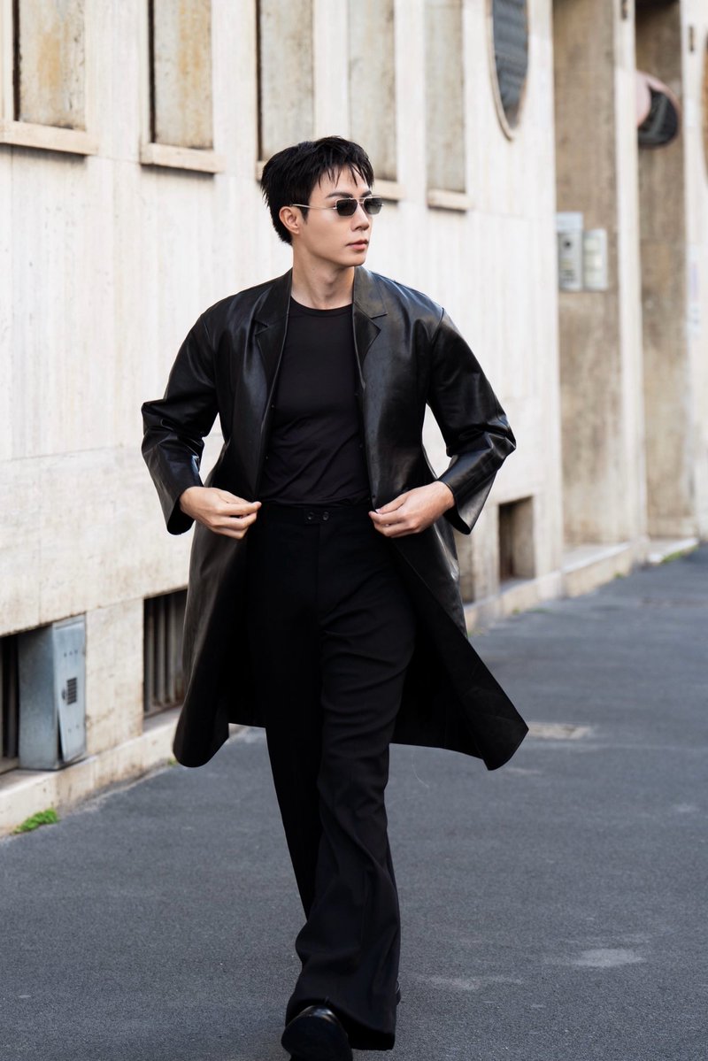 WWDThailand's tweet photo. ‘ซี พฤกษ์’ ปรากฏตัวที่ Jil Sander ในลุค Mature Gentleman สะท้อนเสน่ห์ของความเรียบโก้และสุขุม ในฐานะศิลปินไทยคนแรกที่ร่วมชมโชว์

#WWDThailand 
#JILSANDERxZEEPRUK
#JILSANDER
#ZeePruk https://t.co/QEt12kOTHL