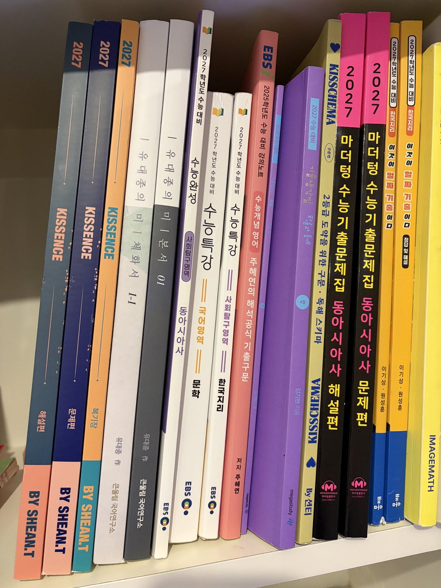youngkk0423's tweet photo. 허수 특) 책 사는거 좋아함 이 사진엔 2024년도 책부터 존재하며...이 사이에 2년있다....근데 아직도 못 끝내고 쟁여놓음 컼ㅋㅋㅋㅋㅋㅋ유물책 더 많은데 이만 자제할게요 내가 비참하니까.... https://t.co/nazZmyD49N