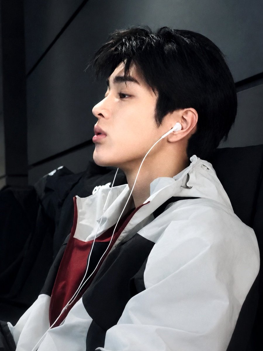 isawkono's tweet photo. KEONHO AND HIS THICK BROWS>>> https://t.co/1xtckJxnLR