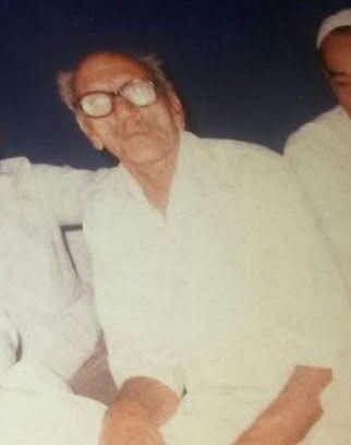 10waliullah's tweet photo. سوات کے دوست مدد کریں۔۔۔۔
ممبئی انڈیا سے ایک خاتون نے رابطہ کرکے اپنے والد کے خاندان کی تلاش کے لئے کہا ہے۔انکا کہنا ہے کہ:
"میرا نام ریحانہ ہے۔ میں ممبئی، بھارت میں مقیم ہوں اور اپنے والد کے خاندان اور آبائی رشتے داروں کے بارے میں معلومات حاصل کرنا چاہتی ہوں۔
میرے والد شیبر لالا (Shebar Lala) سوات کے پٹھان تھے۔ وہ قیامِ پاکستان سے پہلے سوات سے ممبئی، بھارت آئے اور پھر وہیں مستقل سکونت اختیار کرلی۔ الحمدللہ، ہمارا خاندان ممبئی میں اچھی طرح آباد ہے۔ ہمیں اپنے سوات والے خاندان سے کسی قسم کا مالی فائدہ یا کوئی چیز نہیں چاہیے۔ ہماری صرف یہ خواہش ہے کہ ہمیں اپنے والد کے خاندان، اپنے آبائی گاؤں اور اپنے رشتہ داروں کے بارے میں معلوم ہو سکے اور اگر ممکن ہو تو ایک مرتبہ اپنے خاندان کے لوگوں سے ملاقات بھی ہو جائے۔
والد صاحب نے اپنی زندگی میں ہمیں جو معلومات بتائی تھیں، ان کے مطابق:
 آبائی گاؤں: بور (Bur)، سوات (شاید بر سوات بتایا ہے والد نے انکو)۔ کاسٹ یوسفزئی۔ 
شیبر لالا کے والد کا نام: محمد علی
والدہ کا نام: خان تولی
محمد علی کی تین شادیاں تھیں۔شیبر دوسری بیوی سے تھے۔
 شیبر لالا کی  ایک بہن بھی تھیں، جن کا نام: گیرانہ (ہمارے مطابق شاید گرانہ ہو ) بتایا جاتا ہے، جن کی شادی کے بعد وہ بیحا (Biha)، سوات چلی گئی تھیں۔
شیبر لالا  کے بھائیوں میں سے ہمیں فی الحال صرف ان تین ناموں کا علم ہے:
• امیر خان
• دولت خان
• دلاور خان
شیبر  کے مطابق وہ کل 11 بھائی اور ایک بہن تھے۔
انکے  دودھ کا کاروبار تھا۔ 
والد صاحب غالباً 1930 سے 1940 کے درمیان ممبئی آئے تھے، تاہم یہ بات یقینی ہے کہ وہ قیامِ پاکستان سے پہلے ہی بھارت آ چکے تھے اور بعد میں ممبئی میں مستقل آباد ہوگئے۔
والد صاحب کی ایک خاص پہچان یہ بھی تھی کہ ان کے ہاتھ میں، پنجے کے اوپر ایک داغ/نشان بنا ہوا تھا۔
یہ تمام معلومات ہمیں والد صاحب نے اپنی زندگی میں خود بتائی تھیں۔ ہمارے پاس اس وقت مزید تفصیلات موجود نہیں ہیں، لیکن ہم انہی معلومات کی بنیاد پر اپنے والد کے خاندان اور اپنی خاندانی جڑوں (Family Roots) کو تلاش کرنا چاہتے ہیں۔
اگر سوات، بالاکوٹ، یوسفزئی برادری، بور گاؤں یا بہا سے تعلق رکھنے والے کسی شخص کو ان ناموں یا خاندان کے بارے میں کوئی معلومات ہوں، یا کوئی شخص اس خاندان کو پہچانتا ہو، تو براہِ کرم ہم سے رابطہ کریں۔
ہم صرف اپنے والد کے خاندان کو جاننا اور اپنے آبائی رشتوں سے دوبارہ جڑنا چاہتے ہیں۔"
براہِ کرم اس پوسٹ کو زیادہ سے زیادہ شیئر کریں، شاید کسی تک یہ معلومات پہنچ جائیں اور ایک بچھڑا ہوا خون ایک ہوجائے۔
کسی بھی اطلاع کے لئے نیچے درج نمبر پر وٹس ایپ کریں
+923162529829

23 sept 2026
#waliullahmaroof