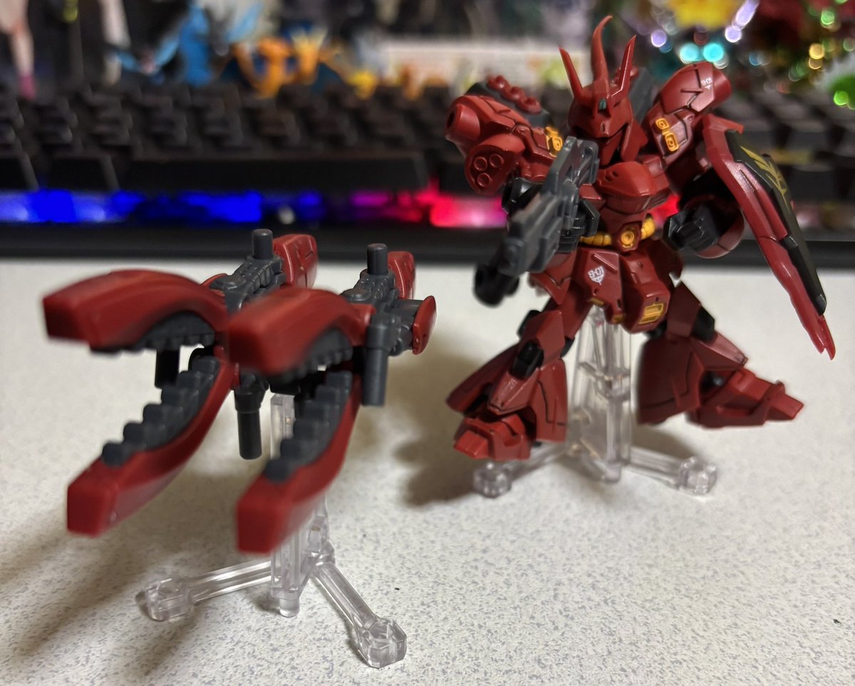orca_x1OA's tweet photo. 昨日は掃除、今日は出かけててプラモ制作できず毎日は達成ならず…
代わりにプラモとは違うかもだけど、正月に福岡に行って回したモビルスーツアンサンブルからサザビーをようやく組み立てした
サザビーのセットだけ当たったから良かった
サザビーのRGも買ってるが、それはいつ完成させられるやら… https://t.co/0cXD4p4nhP