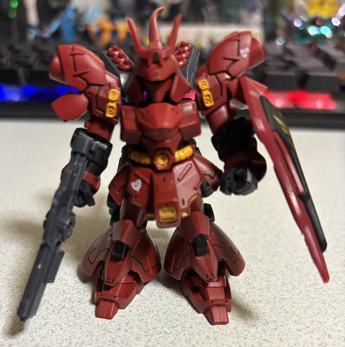 orca_x1OA's tweet photo. 昨日は掃除、今日は出かけててプラモ制作できず毎日は達成ならず…
代わりにプラモとは違うかもだけど、正月に福岡に行って回したモビルスーツアンサンブルからサザビーをようやく組み立てした
サザビーのセットだけ当たったから良かった
サザビーのRGも買ってるが、それはいつ完成させられるやら… https://t.co/0cXD4p4nhP