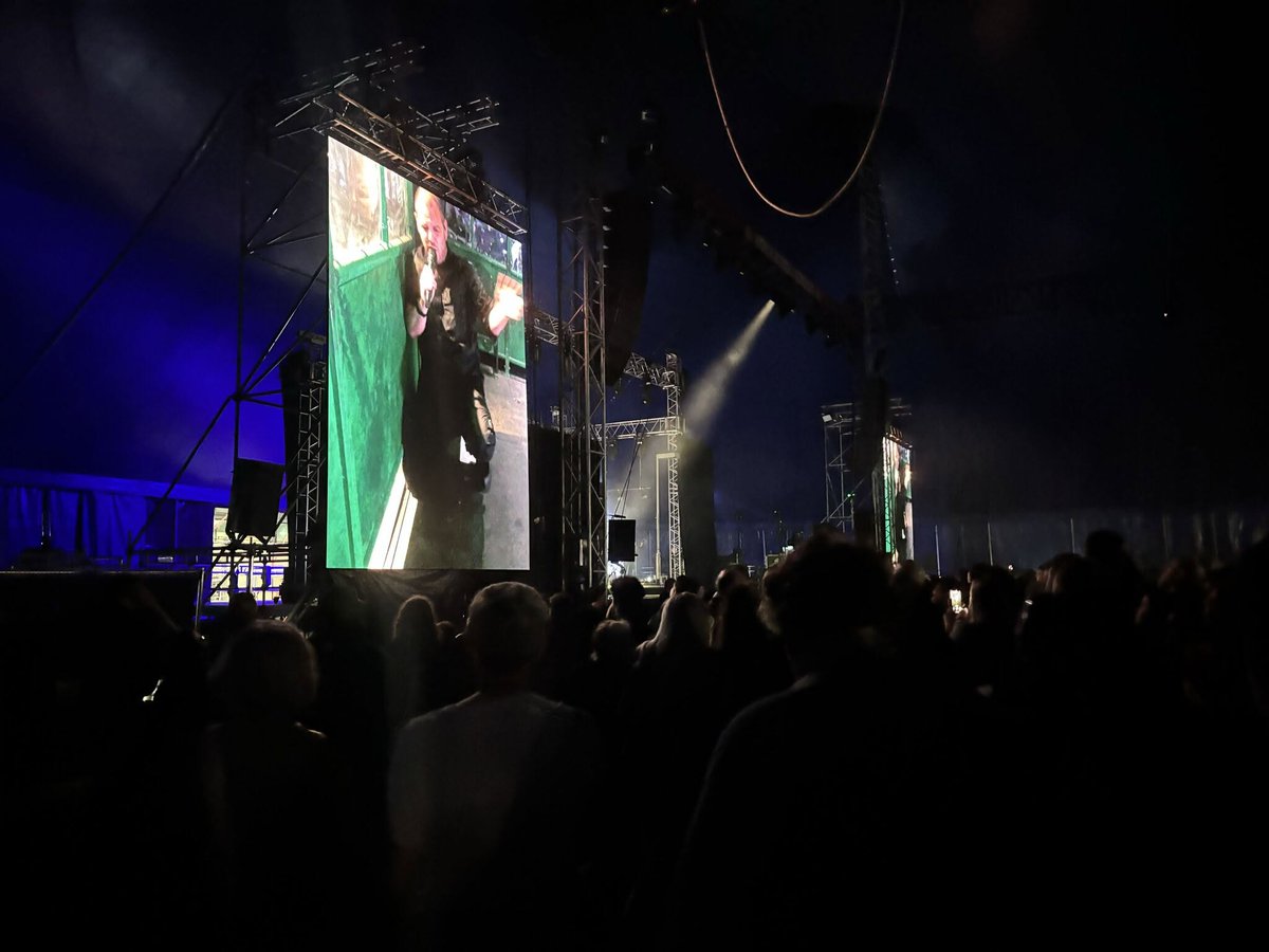 AVMatrix1's tweet photo. AV Matrix services included:
A full #video package for the Main Stage including:

🔸8m x 4m upstage LED screen + two 4m x 5m IMAG LED screens
🔸full Blackmagic Design camera package
🔸PTZ from Panasonic Connect Europe
🔸P20-DS from Pixelhue.proav for screen management

4/5 https://t.co/5BKjcVSkf7