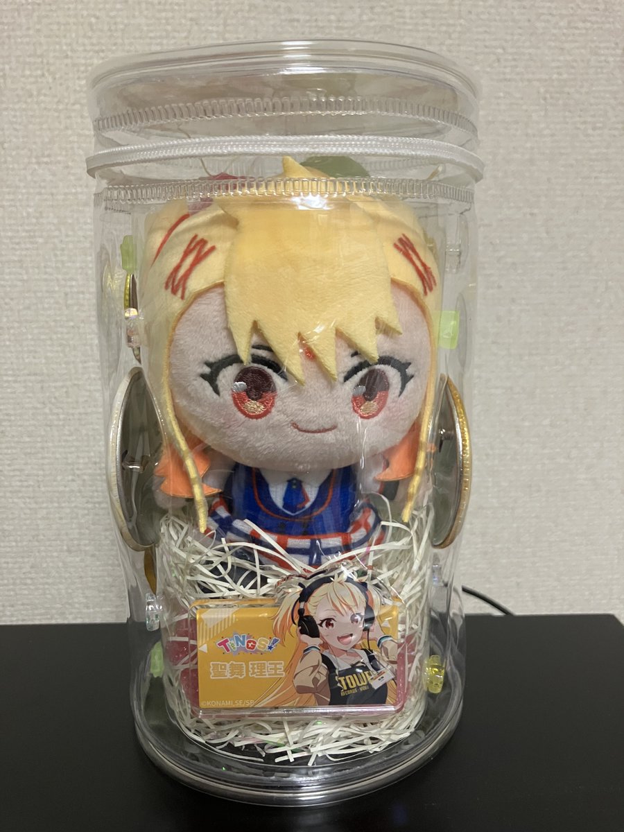 wattu_shine's tweet photo. 理王様ぬい用のおけかけデコポーチ完成‼️

ダイソーで購入できたポーチがデカかったので、今まで集めた理王グッズを組み合わせ製作。
緩衝材は黄色をベースに、青赤緑ピンクのスポンジを混ぜて、TINGSっぽくしてあります。

なんとか間に合って良かった…
お誕生日おめでとう理王🎉
 #聖舞理王生誕祭 https://t.co/mLYFn2tOd2