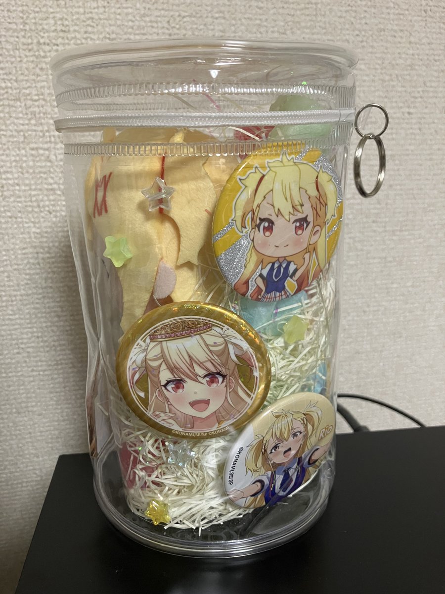 wattu_shine's tweet photo. 理王様ぬい用のおけかけデコポーチ完成‼️

ダイソーで購入できたポーチがデカかったので、今まで集めた理王グッズを組み合わせ製作。
緩衝材は黄色をベースに、青赤緑ピンクのスポンジを混ぜて、TINGSっぽくしてあります。

なんとか間に合って良かった…
お誕生日おめでとう理王🎉
 #聖舞理王生誕祭 https://t.co/mLYFn2tOd2