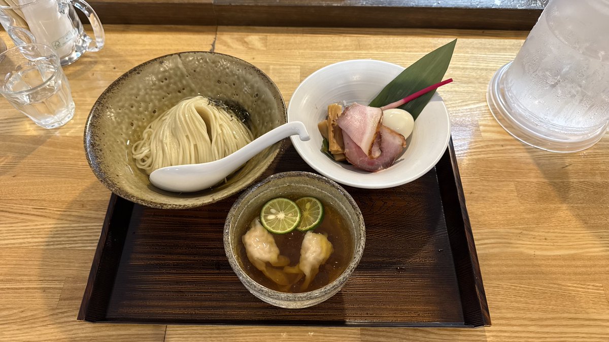 21_p_aimar's tweet photo. 北関東名店巡り2軒目は高崎のくろ松さん

前回は中華蕎麦食べたので今回は特製白醤油つけ麺

麺が大変おいしゅうございます
□（四角）にカットされた中細麺が食感のど越し抜群です
つけ汁も油がキラキラしてますがさっぱりしていながらもコクがあり最高に美味

ごちそうさまでした https://t.co/j0nlgE5Eqy