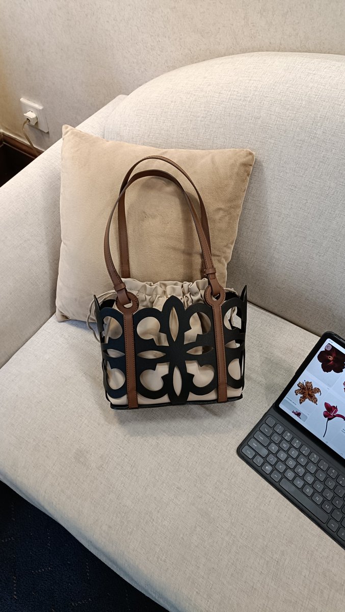 itsmefaraww's tweet photo. I FINALLY FOUND: pretty shoulder bag I NEVER REGRET BUYING this month💸🫶🏻

muat banyak, modelnya CANTIKK, yang pasti 100% produk LOKAL💯 https://t.co/RXqhqv2FXZ