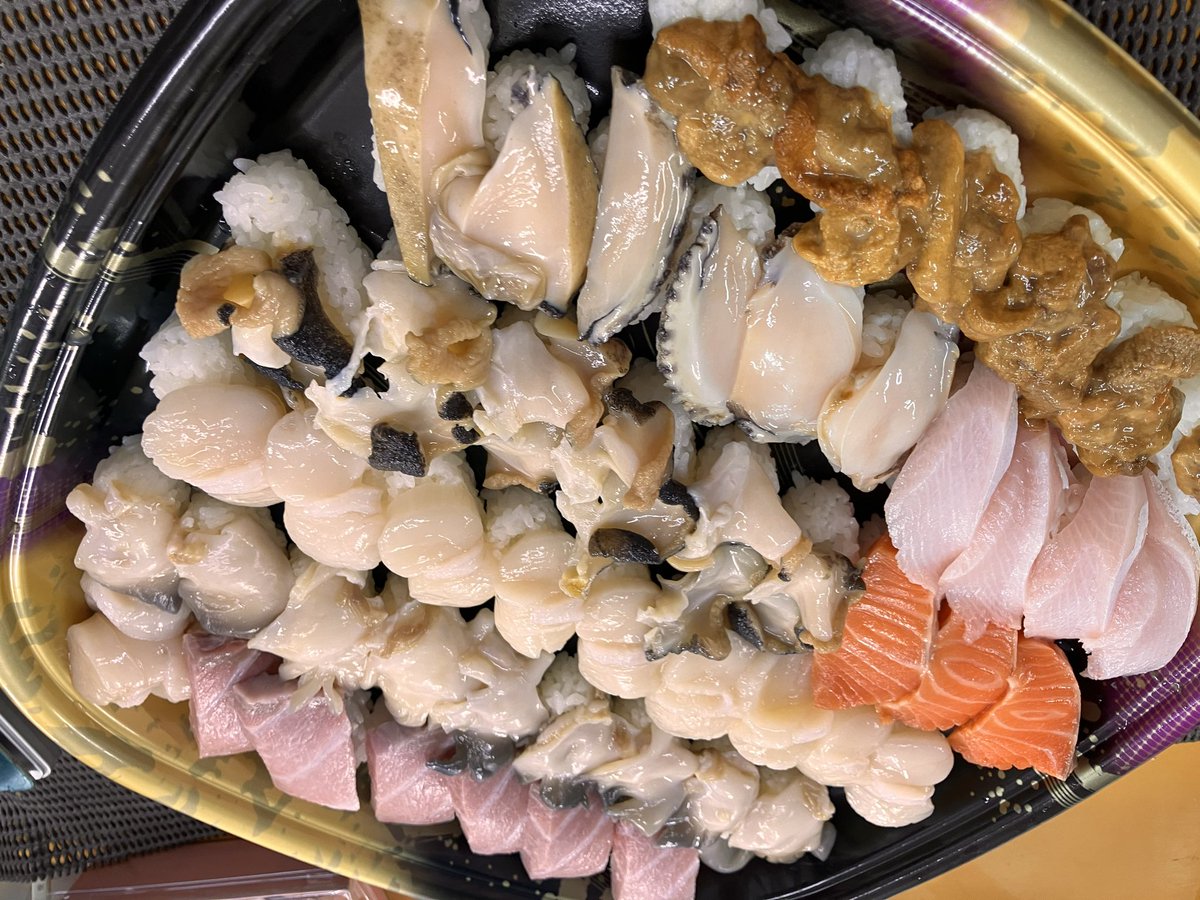 Osashimi0705's tweet photo. 豪華絢爛お鮨
肉厚活ほっき　生帆立プリプリ甘い　活つぶ
ネタを切る時にドクンと動いて新鮮
活あわび　ヒラマサ　地物うに　上質とろ
上質サーモン
シルバーウィーク期間中大変多くのお得意様　お客様　遠方よりお立寄りのお客様
　企業様　士業様　公益財団法人様　世界中の方々
有り難う御座います https://t.co/w9VRRdt1nv