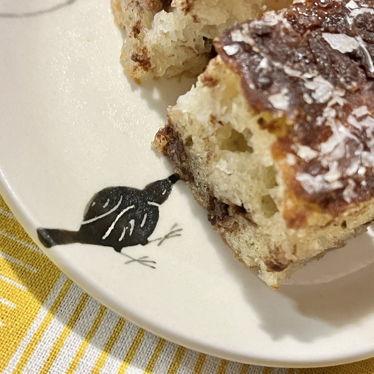 decop_WC's tweet photo. 何を載せてもカラスの餌食になるかわいい皿です。 https://t.co/Wj1Yxl27LA