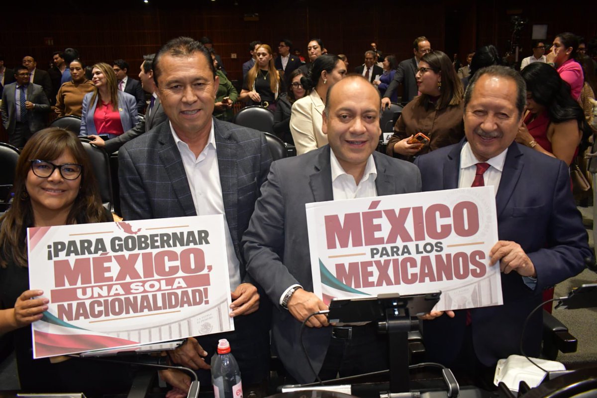 julioc_moreno's tweet photo. 🇲🇽 ¡Para gobernar México, una sola nacionalidad!

En este mes patrio, defendemos algo que nos pertenece a todos: la soberanía de México.

Hoy aprobamos en lo general y particular la reforma constitucional en materia de nacionalidad única, iniciativa de nuestra presidenta @Claudiashein. 

Modificamos los artículos 82, 116 y 122 para establecer la nacionalidad única de quienes aspiren a encabezar el Poder Ejecutivo Federal, las gubernaturas y la Jefatura de Gobierno.

Porque una cosa es tener doble nacionalidad y ejercer tus derechos, y otra muy distinta es recibir del pueblo la responsabilidad de conducir nuestra Nación, representarla ante el mundo y tomar decisiones sobre nuestra seguridad y soberanía.

¡Quien gobierne México debe tener una sola lealtad jurídica: México! 🇲🇽

#JCM