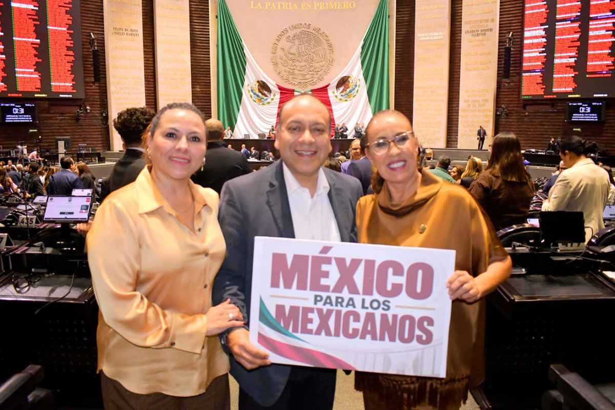 julioc_moreno's tweet photo. 🇲🇽 ¡Para gobernar México, una sola nacionalidad!

En este mes patrio, defendemos algo que nos pertenece a todos: la soberanía de México.

Hoy aprobamos en lo general y particular la reforma constitucional en materia de nacionalidad única, iniciativa de nuestra presidenta @Claudiashein. 

Modificamos los artículos 82, 116 y 122 para establecer la nacionalidad única de quienes aspiren a encabezar el Poder Ejecutivo Federal, las gubernaturas y la Jefatura de Gobierno.

Porque una cosa es tener doble nacionalidad y ejercer tus derechos, y otra muy distinta es recibir del pueblo la responsabilidad de conducir nuestra Nación, representarla ante el mundo y tomar decisiones sobre nuestra seguridad y soberanía.

¡Quien gobierne México debe tener una sola lealtad jurídica: México! 🇲🇽

#JCM