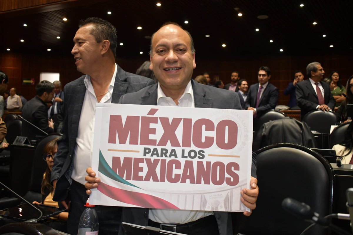 julioc_moreno's tweet photo. 🇲🇽 ¡Para gobernar México, una sola nacionalidad!

En este mes patrio, defendemos algo que nos pertenece a todos: la soberanía de México.

Hoy aprobamos en lo general y particular la reforma constitucional en materia de nacionalidad única, iniciativa de nuestra presidenta @Claudiashein. 

Modificamos los artículos 82, 116 y 122 para establecer la nacionalidad única de quienes aspiren a encabezar el Poder Ejecutivo Federal, las gubernaturas y la Jefatura de Gobierno.

Porque una cosa es tener doble nacionalidad y ejercer tus derechos, y otra muy distinta es recibir del pueblo la responsabilidad de conducir nuestra Nación, representarla ante el mundo y tomar decisiones sobre nuestra seguridad y soberanía.

¡Quien gobierne México debe tener una sola lealtad jurídica: México! 🇲🇽

#JCM