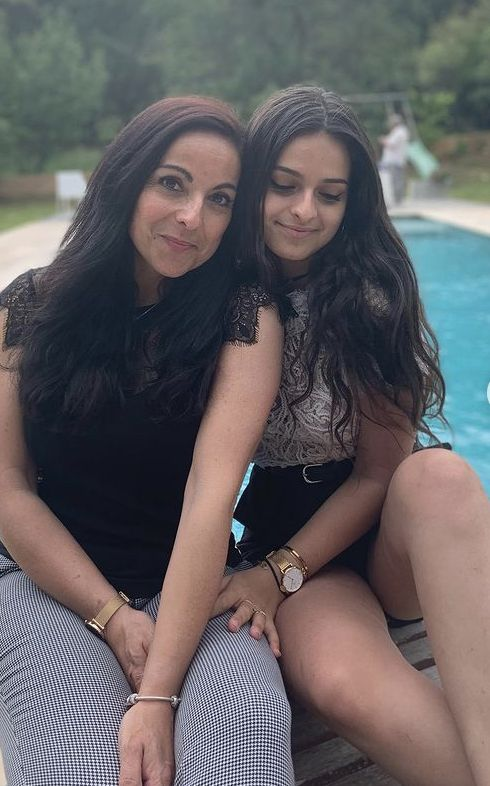 carmenn2l's tweet photo. Guys, be honest: daughter or mother? https://t.co/WeTmGyVt2W