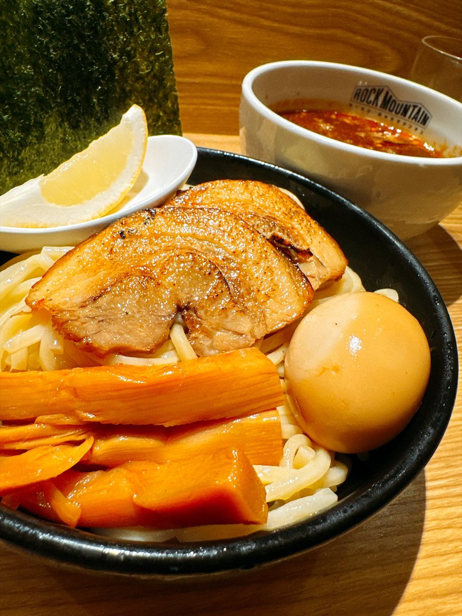 nm7gifu's tweet photo. LIVE前メシは表参道にあるラーメンロックマウンテンさんの特製濃厚海老つけ麺！海老のつけ麺ってあっさりのイメージだったけどそれを覆す濃厚な味。ご飯を頼んでおけばよかったと後悔。LIVE後にもおすすめ！
#水樹奈々　#LIVE_GRACE     #ロックマウンテン　#表参道グルメ https://t.co/k5yJnL4EdV