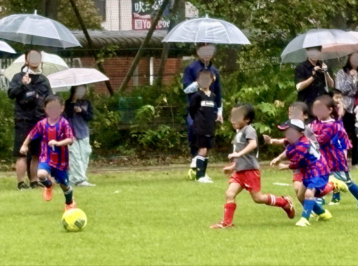 machi7980's tweet photo. 【9/23  第3回町総グリーンカップ KIDSフェスティバル開催】
町田総合芝生グラウンドで、地域の子どもたちのサッカー大会を開催しました。雨の中、滑る芝生と重いボールに苦戦しながら、子どもたちは元気に走り回っていました。将来、この場所で町総サッカー部員として活躍することを願っています。 https://t.co/SflGzBHdFY