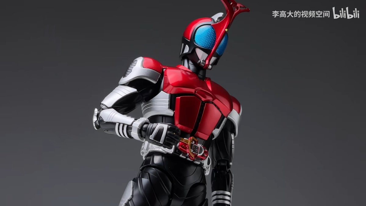 SKrideraka's tweet photo. 海外の方からBLOKEESカブトのレビュー動画の切り抜き画像送ってもらったんだけど

本物すぎない？？
今まで見てきたどのカブトのフィギュアより似てるぞこれ

#仮面ライダーカブト https://t.co/hhEGODcVWR