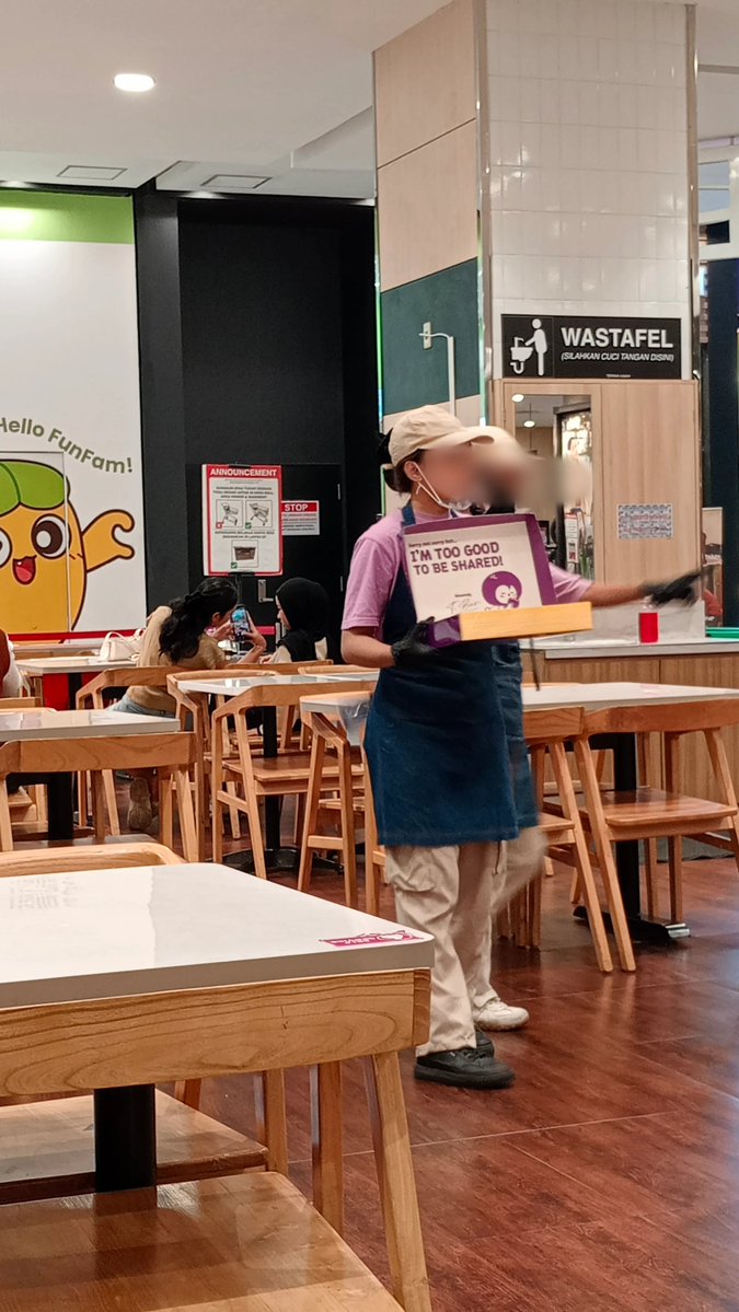 Smash1014314's tweet photo. Pas lagi duduk-duduk di AEON, ada karyawan outlet roti ini yang lagi keliling nawarin tester produknya.

Begitu ditawarin, langsung gue ambil. Bukan karena penasaran sama rasa rotinya, soalnya gue udah beberapa kali beli.

Tapi gue kepikiran, dengan sekadar gue ambil testernya dan mereka dokumentasiin, semoga bisa sedikit memudahkan kerjaan mereka. Bisa jadi foto itu buat bahan laporan ke kantor.

Gue lanjut ke Guardian pun sama. Gue beli produknya, terus SPG-nya izin buat dokumentasi. Dengan senang hati gue izinin 🫶

Semoga kerjaan kalian dilancarkan dan dimudahkan yaa 🫶 Cari kerja dan bertahan di kondisi ekonomi kayak gini tuh nggak gampang. Jadi, selagi kita bisa bikin kerjaan orang lain sedikit lebih mudah, kenapa enggak? 🤟

Gue cuma yakin, dengan memberi kemudahan buat orang lain, semoga kemudahan itu juga balik ke kita.

Semoga urusan gue, suami gue, kakak-kakak gue, dan cucu-cucu papa gue juga nanti Allah mudahkan. ♥️