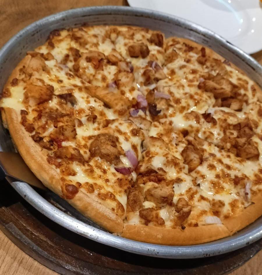 Messagetherapi's tweet photo. Yesterday night a pizza party with a beautiful mature women. In Bharia Town https://t.co/rLfo4AIlmK