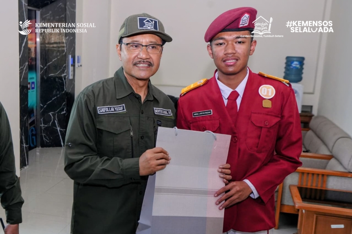 srma14kbb's tweet photo. Beberapa potret kunjungan Bapak Menteri Sosial RI @gusipul_id dalam kegiatan pembukaan pelatihan pengasuhan bagi Wali Asuh Sekolah Rakyat dan pelatihan keasramaan bagi wali asrama di BBPPKS Bandung.

#sekolahrakyat #kemensosselaluada https://t.co/L09zvwRyVM