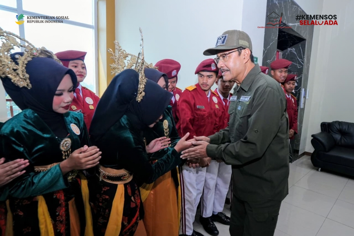 srma14kbb's tweet photo. Beberapa potret kunjungan Bapak Menteri Sosial RI @gusipul_id dalam kegiatan pembukaan pelatihan pengasuhan bagi Wali Asuh Sekolah Rakyat dan pelatihan keasramaan bagi wali asrama di BBPPKS Bandung.

#sekolahrakyat #kemensosselaluada https://t.co/L09zvwRyVM