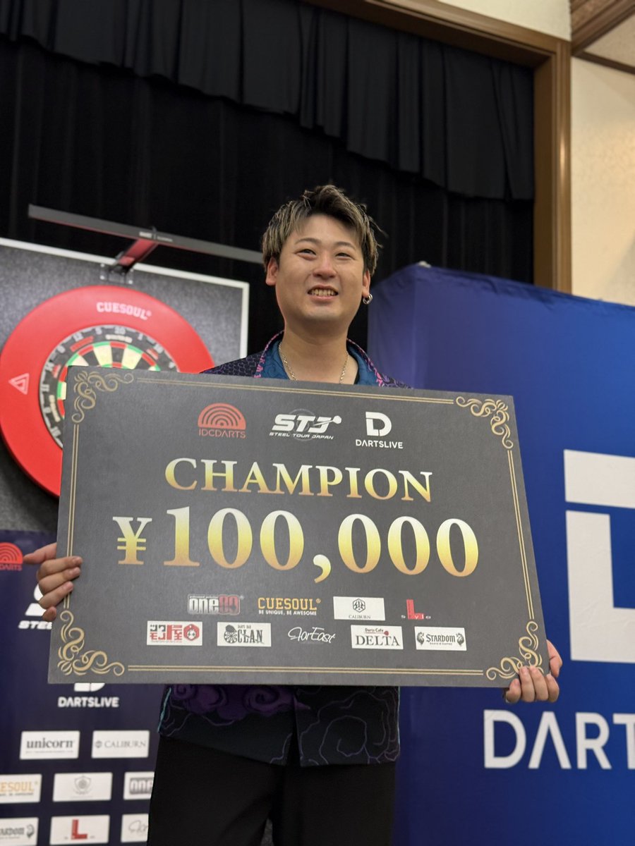 Lstyle_Japan's tweet photo. 【奇跡まであと1勝】畦元隆成選手3連覇達成！
◽️PDC出場を懸けた“過酷すぎるラストバトル”🎯🔥
先週の中国・アジア選手権、決勝へ行けばPDC決定の準決勝で「フルセット・フルレグ」の末に惜敗――。  
どん底の悔しさを背負い、残されたSTJツアーでの条件は
【残り4戦全勝（4連覇）以外は即終了】。

◽️なぜ準優勝でもダメなのか？
首位・酒井素選手は別枠で出場権獲得済みですが、STJは「2位への繰り上げ（スライド）」が存在しません。
自力で首位（562pt）を抜くには、4連覇（+320pt）で【564pt】に届かせる「+2pt差の奇跡」を起こすしかなかったからです。

そして今日――
プレッシャーを跳ね除け、なんと怒涛の3連覇（現在404pt）を達成🏆🏆🏆  
ついに奇跡まで【あと1勝】。
・優勝 👉 564ptでPDC世界選手権出場権を獲得！
・準優勝以下 👉 その場で終了

アジアの雪辱を果たし、3年連続の世界へ行けるか。
歴史的瞬間をみんなで見届けよう！🎯🔥

【DCTV試合速報】
https://t.co/IqAtYxpd4D

【LIVE配信】
https://t.co/gEDNmDXrWI

#PDC #ダーツ #畦元隆成