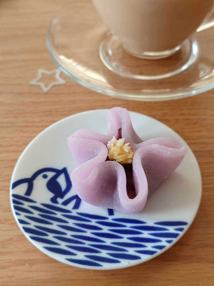 mixpeach's tweet photo. 桔梗という名の和菓子をいただきます https://t.co/lmC7sLnF9Q