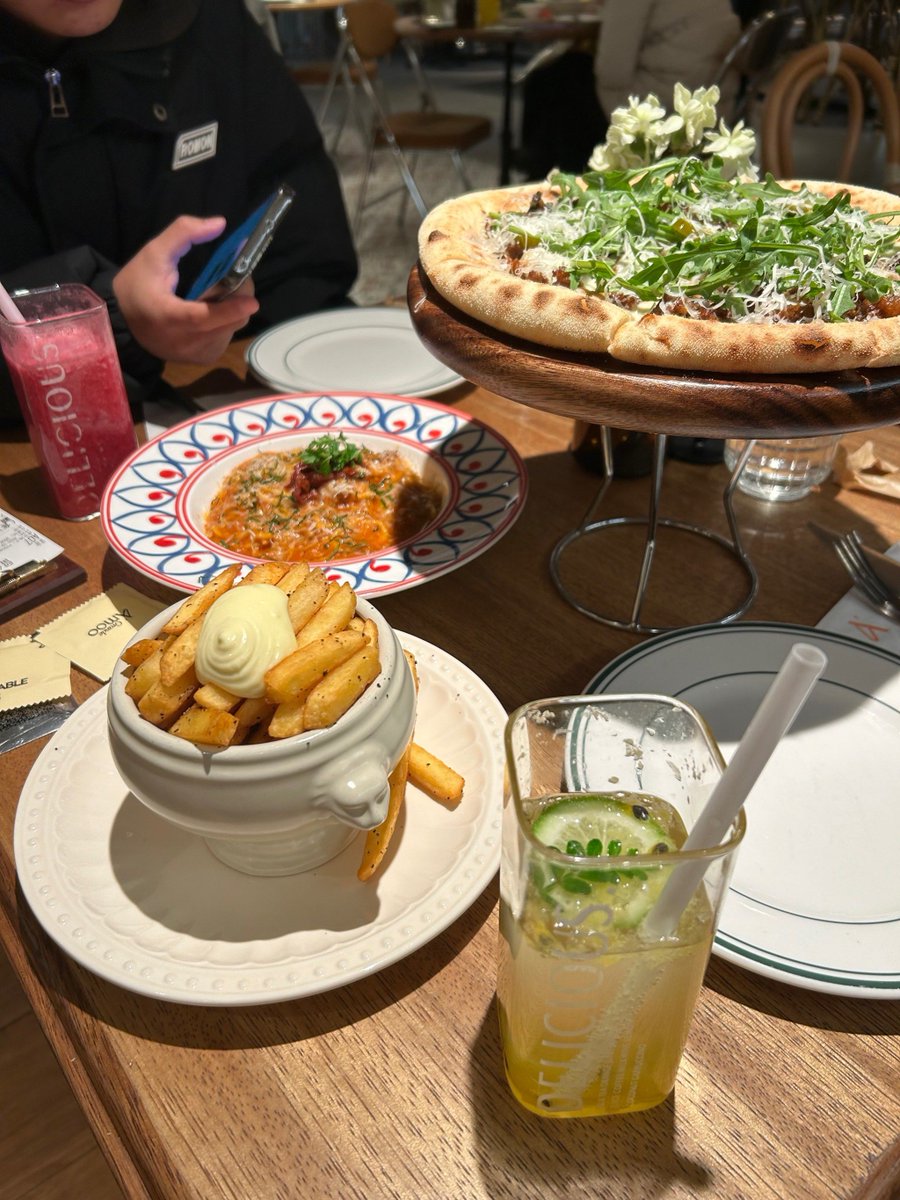 VondaDelsoyo's tweet photo. Un brunch ligero de fin de semana: pizza de championes y café con leche. Perfecto para relajarse!， https://t.co/ekdaVOdLWY