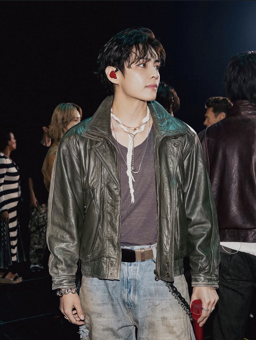 VonTidal's tweet photo. Taehyung — via BTS instagram 

📸 https://t.co/5mj5saBrOX https://t.co/9IJXDN1N3H