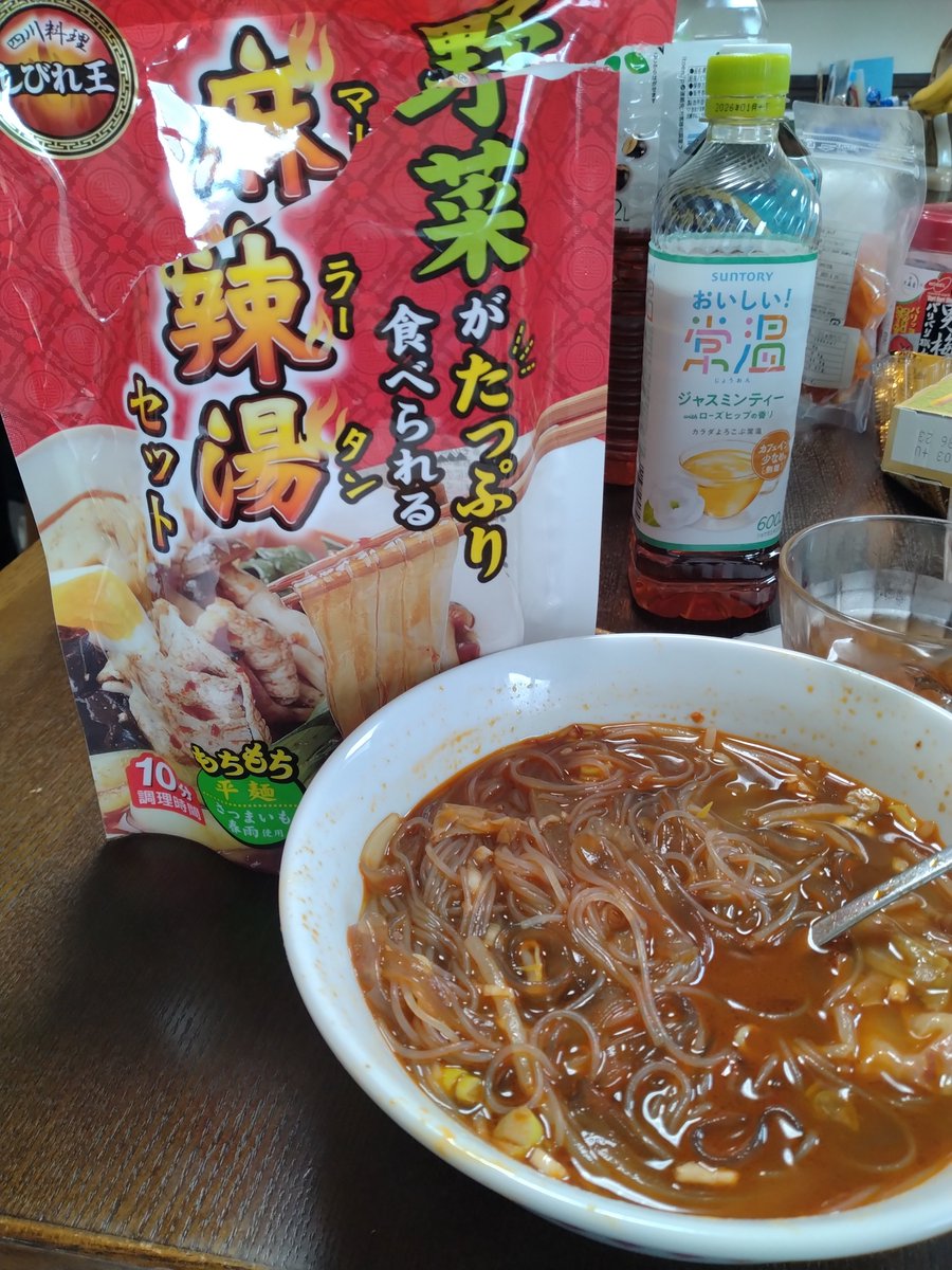 sakuramoti394's tweet photo. 今更遅いブームに乗ってます。
Σ麻辣湯って凄く美味しいです！山椒最高ーです。連休中麻辣湯三昧でした。
特に好きなの2種！僕みたいな奴でも、魚介系入ってないから安心して食べるさ！(*´ڡ`●)
でも食べ方が全然上手くなりません。
毎回盛大に咽るのはなんとかしたいです。 https://t.co/rmszBHoIs0