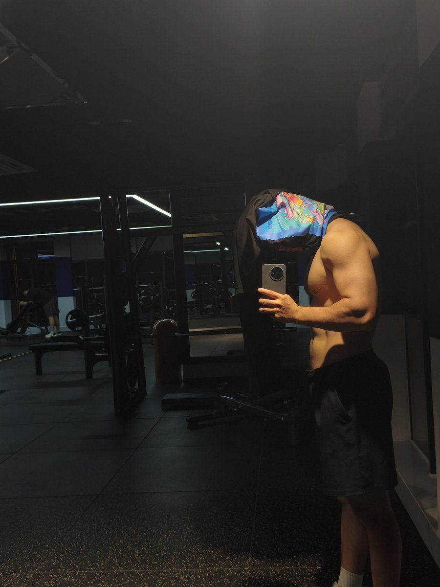 iceblackt197's tweet photo. 这两个月把爱心肩给练起来了，虽然肩膀还是小，继续努力了！#肩膀 #手臂 #爱心肩 #腹肌 https://t.co/Ujk6gBg4g5