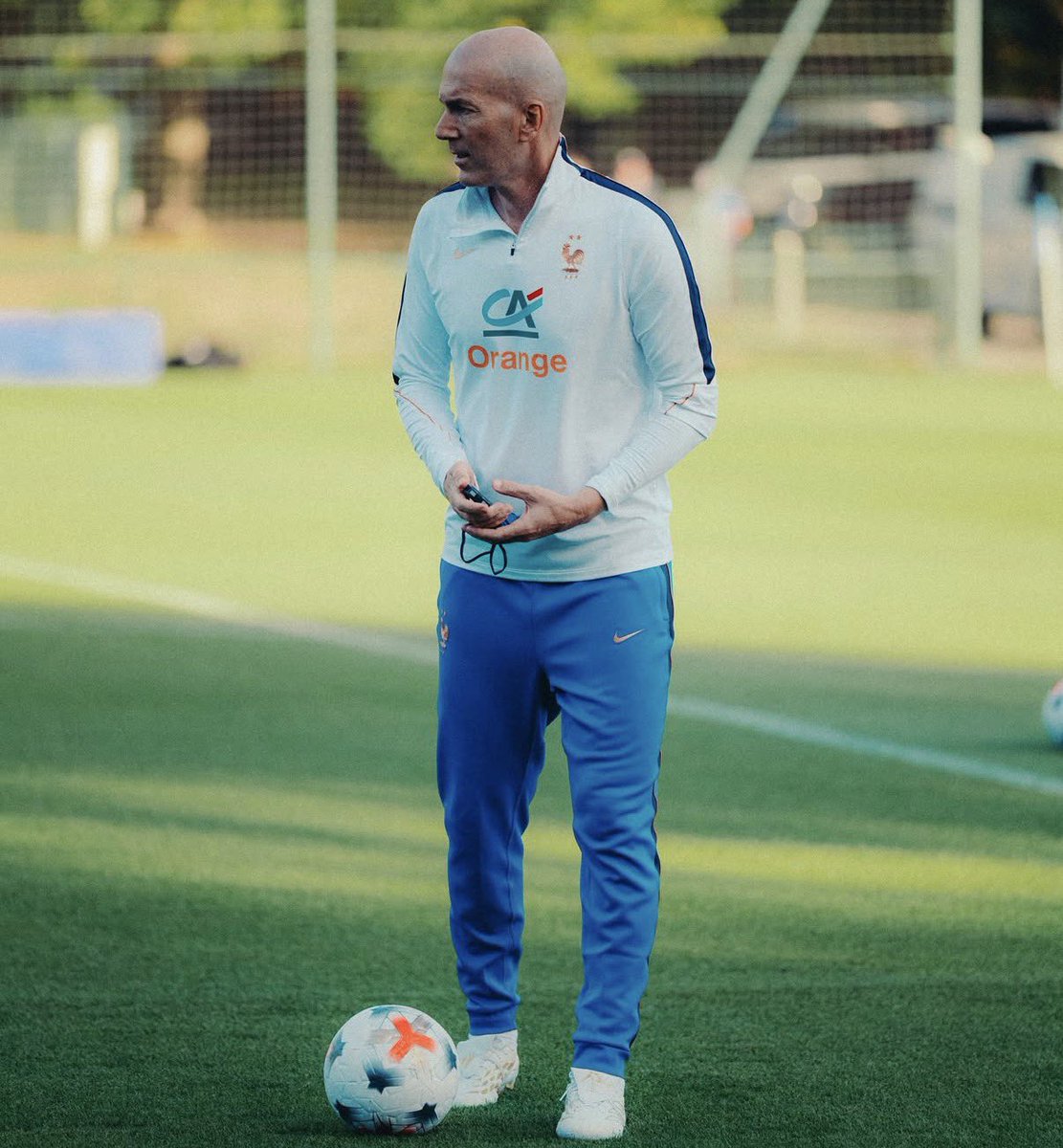 _BeFootball's tweet photo. 🚨 𝗭𝗜𝗡𝗘́𝗗𝗜𝗡𝗘 𝗭𝗜𝗗𝗔𝗡𝗘 𝗔 𝗦𝗔𝗟𝗨𝗘́ 𝗔̀ 𝗣𝗟𝗨𝗦𝗜𝗘𝗨𝗥𝗦 𝗥𝗘𝗣𝗥𝗜𝗦𝗘𝗦 𝗟𝗔 𝗩𝗜𝗦𝗜𝗢𝗡 𝗗𝗨 𝗝𝗘𝗨 𝗗𝗘 𝗟𝗨𝗖𝗔𝗦 𝗗𝗔 𝗖𝗨𝗡𝗛𝗔 𝗛𝗜𝗘𝗥 ! 🇫🇷🤩

Le milieu de Côme a souvent fait l’objet de félicitations, comme Rayan Cherki.

Da Cunha et Zidane ont eu des échanges complices. 

(@lequipe) 
📸 @equipedefrance