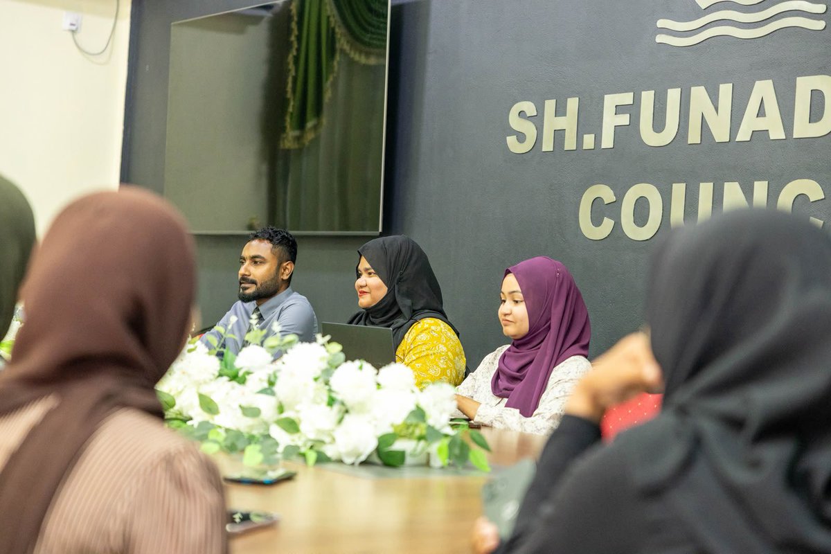 SFdevelopmentMV's tweet photo. ކުދި އަދި މެދު ފަންތީގެ ވިޔަފާރި ކުރައްވާ އަންހެން ވިޔަފާރިވެރިންނާއެކު މިވުޒާރާއިން ށ. ފުނަދޫ އަދި މާއުނގޫދޫގައި ބޭއްވި ބައްދަލުވުމުގައި، ވިޔަފާރިކުރުމުގައި ދިމާވާ ގޮންޖެހުންތަކާއި، ވިޔަފާރި ކުރިއެރުވުމަށް ހުރި ފުރުޞަތުތަކާއި ބޭނުންވާ އެހީތެރިކަމާމެދު މަޝްވަރާކުރެވުނު. https://t.co/31JVkQ1fyF