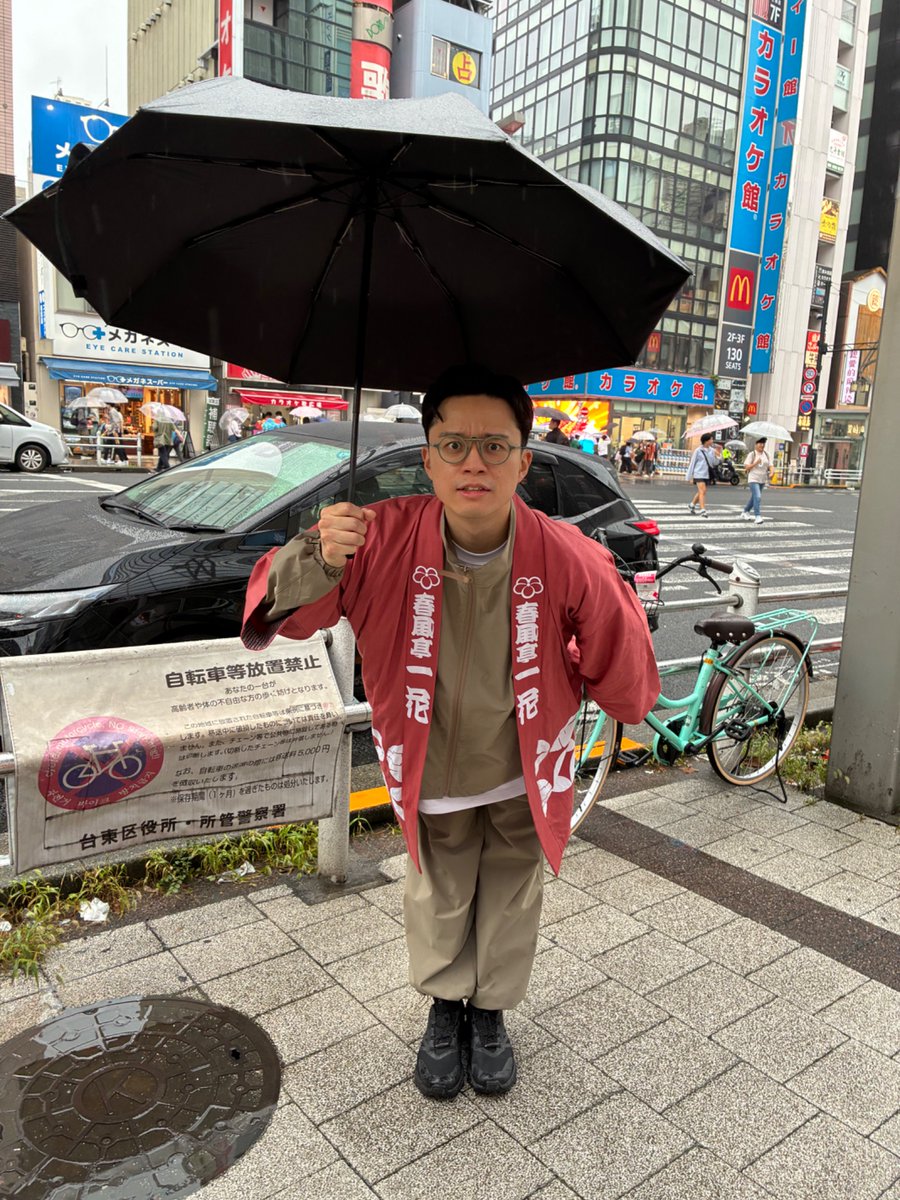 big_maneki's tweet photo. 披露興行3日目よろしくお願いいたします！！
春風亭与いちさんが行列整理手伝ってくれております！！ https://t.co/ktOBUlNPLF